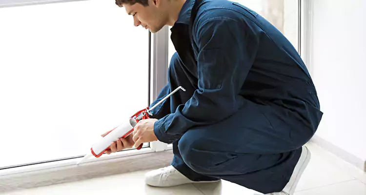 Window Glass Caulk Repair in Pinewood, FL